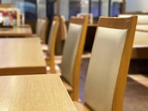 「若い男女が使った席を片付けようとした私。卓上の紙ナプキンを見るとそこには...」　ファミレスバイトの思い出