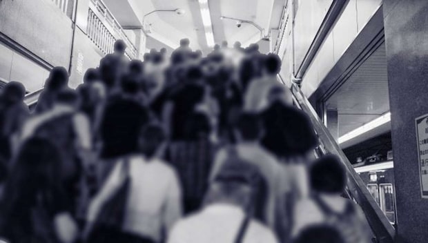 階段で痴漢に振り払われて(画像はphotoAC)