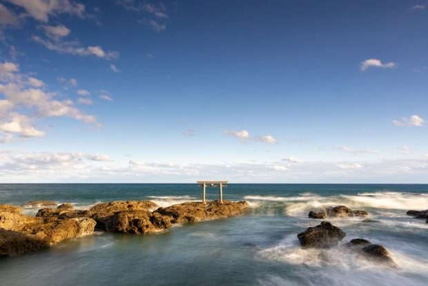 神磯の鳥居、画像はphotoACより
