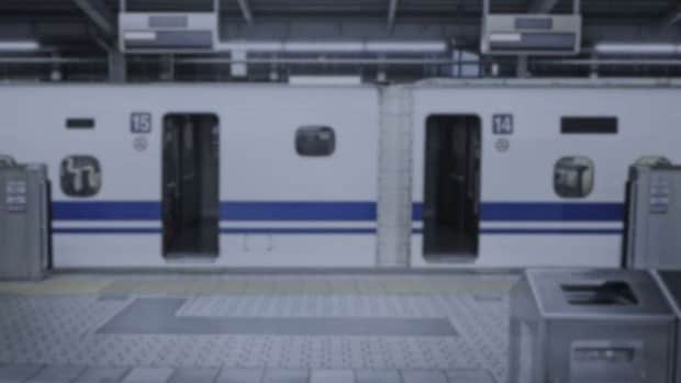 新幹線のホームで（画像はphotoAC）