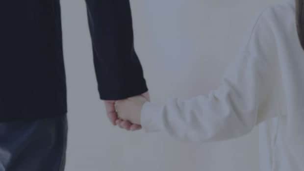 手を繋いでくれた人へ（画像はphotoAC）