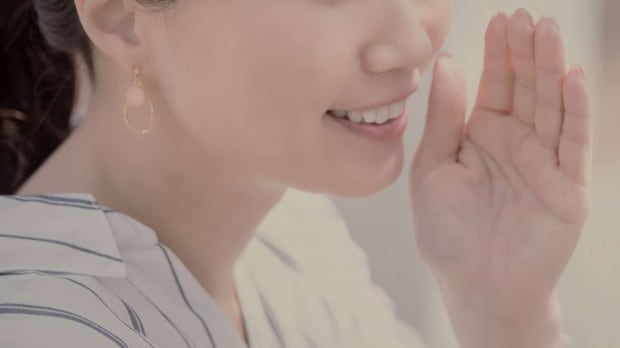 お酒を運んできたママは...（画像はphotoAC）