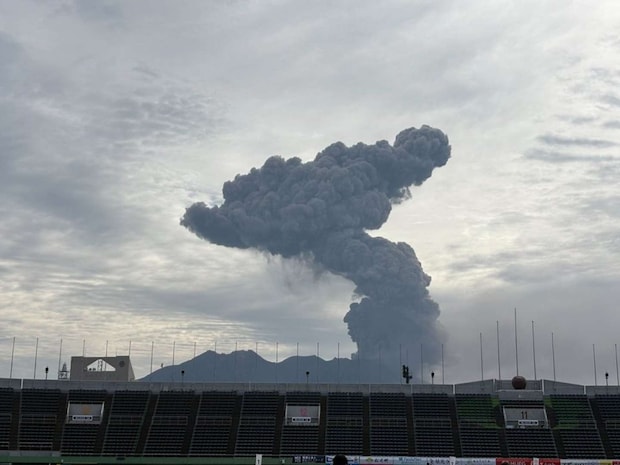 降灰時の白波スタジア厶（画像提供：鹿児島ユナイテッドFC）