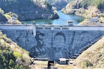 栃木・松田川ダムの壁に〝巨大な侍〟4人見参　30周年記念「高圧洗浄機アート」にSNS感動「すごい傑作」