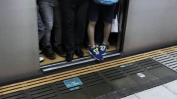 満員電車で通勤中に（画像はphotoAC）