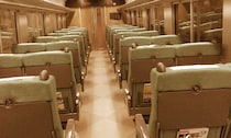 「大学の夏休み、旅の途中で仲良くなった年上のきれいなお姉さん。一緒に船を降りると、黒塗りの車が..」 (大阪府・70代男性)