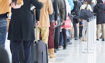 「ディズニーの行列からトイレのためにいったん離脱。戻って並びなおそうとしたら、後ろに並んでいた人が...」(東京都・40代女性)