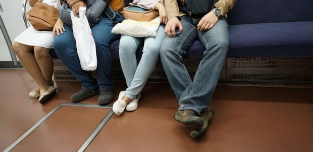 笑顔で席を譲ってもらえて（画像はphotoAC）