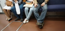 「優先席の前に立ち、席が空くのを待ってた妊婦の私。ようやく座れると思ったら男が割り込んできて」（千葉県・30代女性）