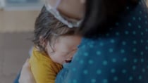 「食堂で泣き出し、卓上をひっくり返した1歳息子。抱っこしてあやしていたら、隣の席の女性客が...」（神奈川県・60代女性）