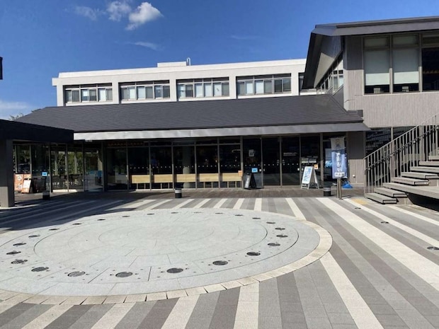 小田原産の木の温もりを感じる建物も魅力だ（画像は筆者撮影）
