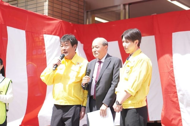 赤井英和さん、スーパー玉出を運営するフライフィッシュの湯本正基代表取締役社長、スーパー玉出新世界店の楠俊彦店長