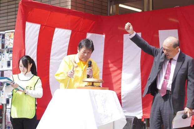 赤井英和さんが開店のゴングを打ち鳴らす！