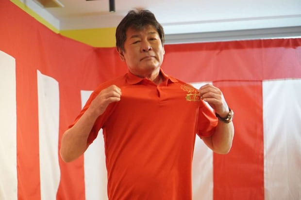 オリジナルポロシャツをまとう赤井さん