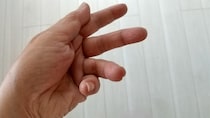 「電車の中で私に手招きする見知らぬ中年男性客。近付くと『なかなか気づいてあげられなくてごめんね』」（大阪府・30代女性）