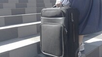 「巨大スーツケースを携え、駅の階段の前に立っていた私。日焼けした男性が横からやってきて、私の荷物を...」（30代女性）