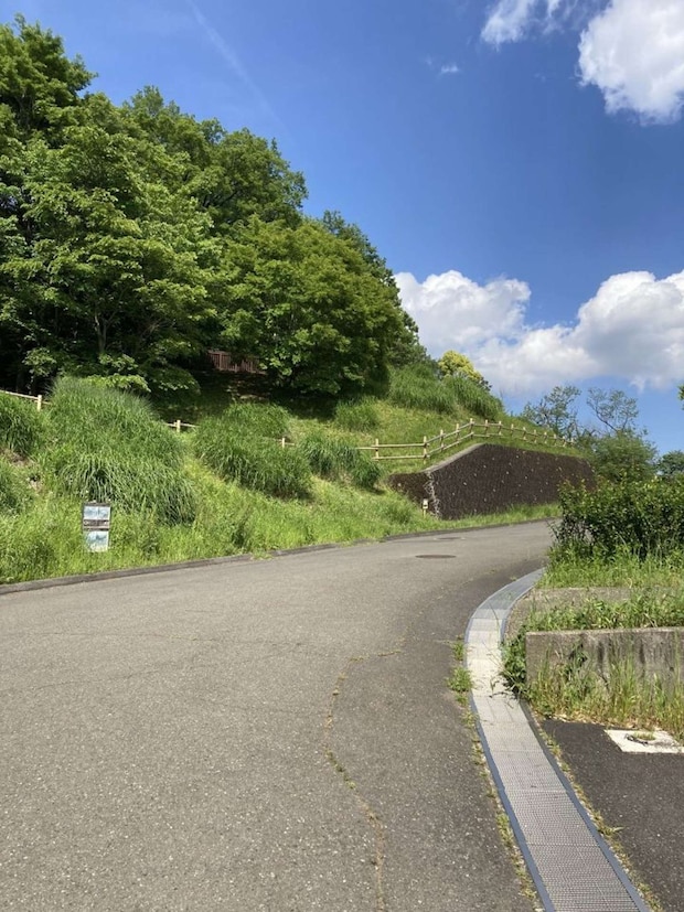 看板のある道（画像提供：狭山丘陵パートナーズ）