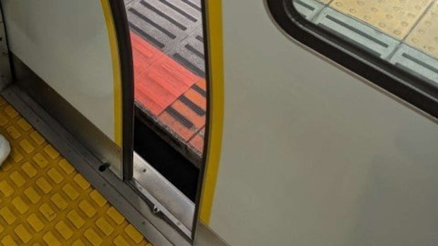 助けてくれた人は電車の外へ（画像はphotoAC）