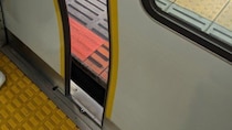 電車とホームのすき間に足が太ももまで挟まって抜けない　周りは見て見ぬふり、駅員は気づかない（愛知県・30代女性）