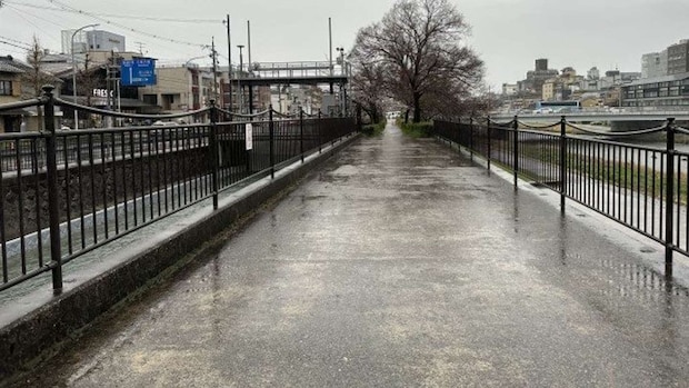 遊んでいたら雨が降ってきて（画像はphotoAC）