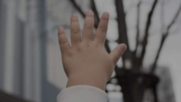 子供の手が抜けて...（画像はphotoAC）