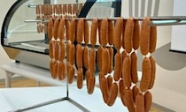 北海道では「できたてシャウエッセン」を〝狩れる〟らしい　衝撃光景に1.9万人驚がく