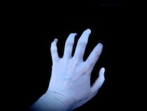 「夜の帰り道、ビルの隙間に引っ張り込まれそうになった女子高生の私。外で電話中の男性に助けを求めたら...」（兵庫県・50代女性）
