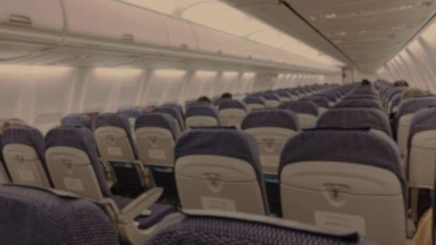 幼い子供3人を連れて乗った飛行機で(画像はphotoAC)