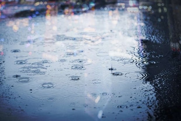 待ち合わせ中に雨が（画像はphotoAC）