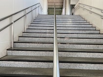 「駅の階段の上で2歳の娘を待たせ、ベビーカーと荷物を取りに降りた私。そこへ来た通りすがりの男性が」（大阪府・50代女性）