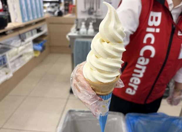 ビッカメでのソフトクリーム（記者撮影）