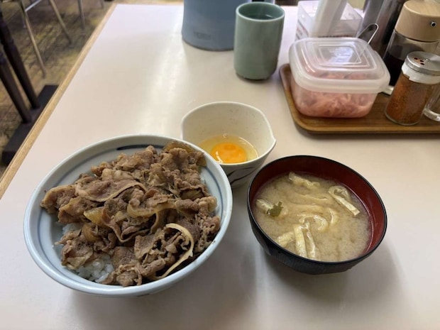 牛丼（並）と「玉子」と「みそ汁」