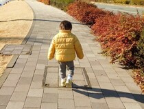 「都会の街で家族とはぐれた、田舎育ちの幼稚園児の私。入り込んでしまった見知らぬマンションで2人の女の子に...」（三重県・40代女性）