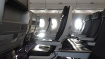 妻の遺骨を飛行機の座席の下に置いていた。棚に入れるようCAに言われ、事情を説明したら...（大阪府・40代男性）