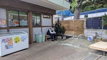 「ずっと休んでるけどどしたんだろう」　高知・桂浜水族館で〝座りこむ警察官〟目撃→よく見ると...その正体に5.8万人驚がく