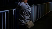 真っ暗な夜道を歩いて帰ろうとしていた、女子大生の私。直前まで同じバスに乗ってた男性に声をかけられて（長野県・50代女性）