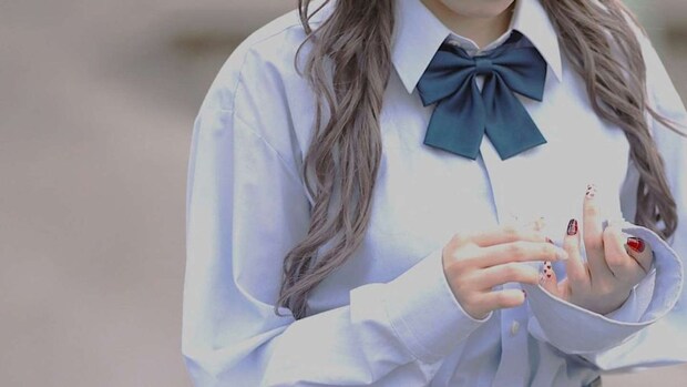 派手めな女子高生がそばまでやってきて（画像はphotoAC）