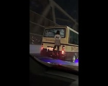 走行中のバスに張り付く赤いハイヒールの女　心霊動画？何かの事件？その真相は...