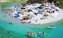なんて美しいエメラルドブルー！　透きとおる川に囲まれた高知のキャンプ場がサイコーすぎる
