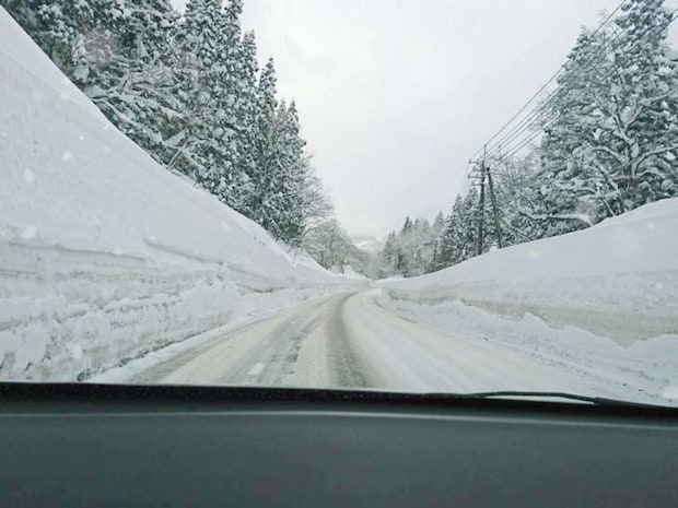 雪道を運転していたら...(画像はphotoAC)