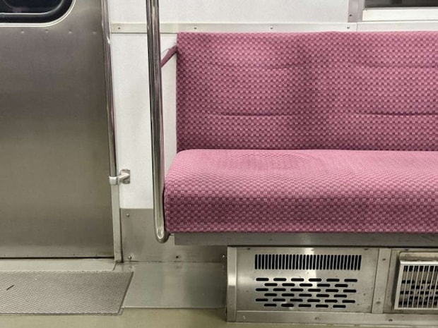 気付けば電車の座席に(画像はphotoAC)