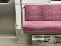 「目の前に立つシニア乗客の声で目を覚ました私。気づけば電車のシートに横たわっていて...」（広島県・40代女性）