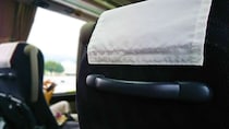 高速バスで隣の席は、若い外国人男性。車内では会話が盛り上がり、下車後に振り返ると（香川県・70代女性）