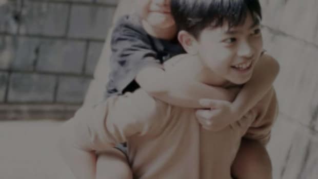 見知らぬ男の子に背負われて(画像はphotoAC)
