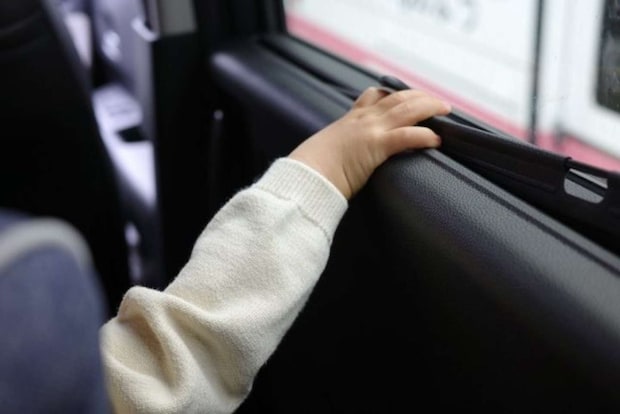 車の中で待っていると...(画像はphotoAC)