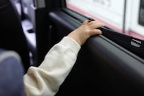 夏休み中、母の買い物が終わるのを車の中で待つ幼い姉妹。エアコンもなく暑くて暑くて（兵庫県・60代女性）