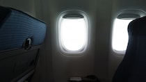「くそー」「親のしつけが悪いんだよ」　飛行機で泣く1歳をあやしていたら、後席のおじさんに責められて（広島県・30代女性）