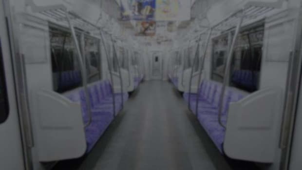夜の名鉄車内で（画像はphotoAC）