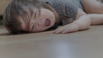 駅で幼い娘が些細な理由でギャン泣き。知らない年配女性には「泣かすんじゃない」と怒鳴られて（東京都・40代女性）