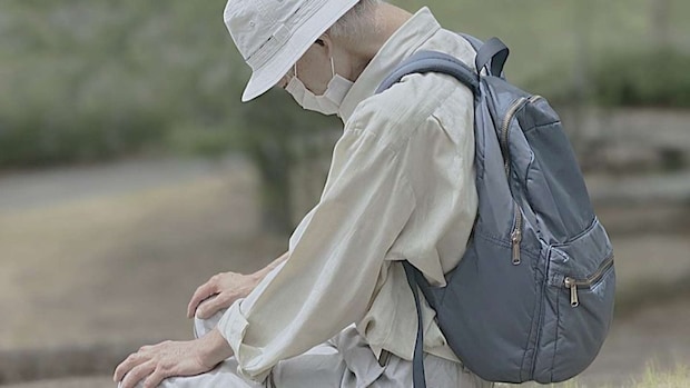座り込んで動かない老人を見つけて（画像はphotoAC）